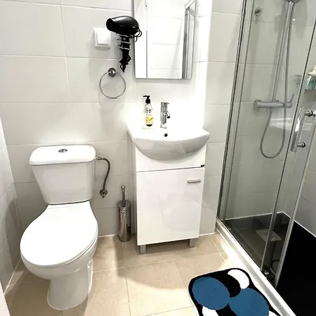 Apartamento Bernardim Ribeiro - 2ª Andar בית אירוח ליסבון