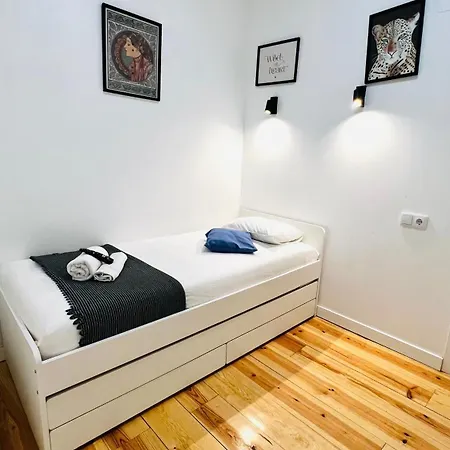 Apartamento Bernardim Ribeiro - 2ª Andar בית אירוח ליסבון