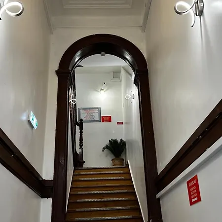 Apartamento Bernardim Ribeiro - 2ª Andar ליסבון