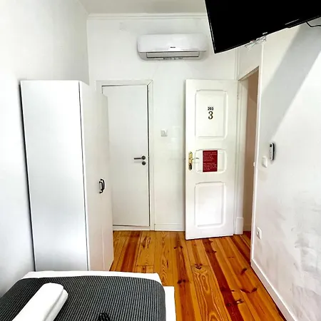 Apartamento Bernardim Ribeiro - 2ª Andar בית אירוח ליסבון